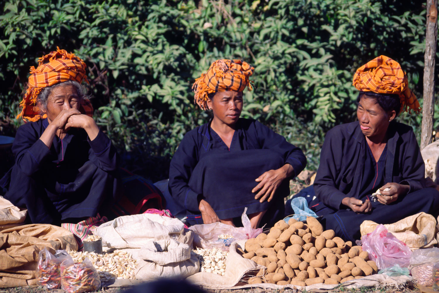 MY96059-At-the-kalaw-market.jpg