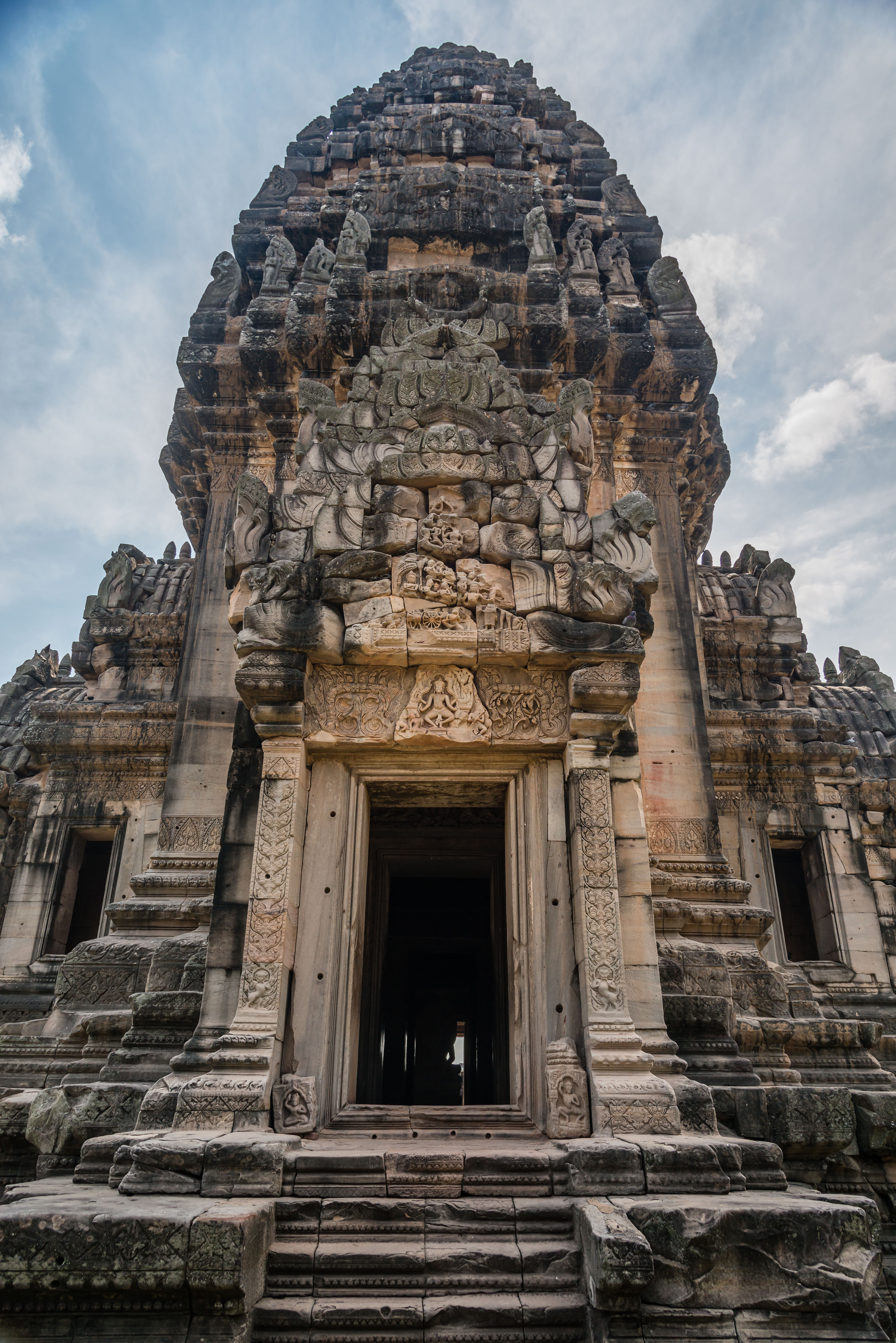 TL162404-Phimai---entrance-to-the-tower.jpg