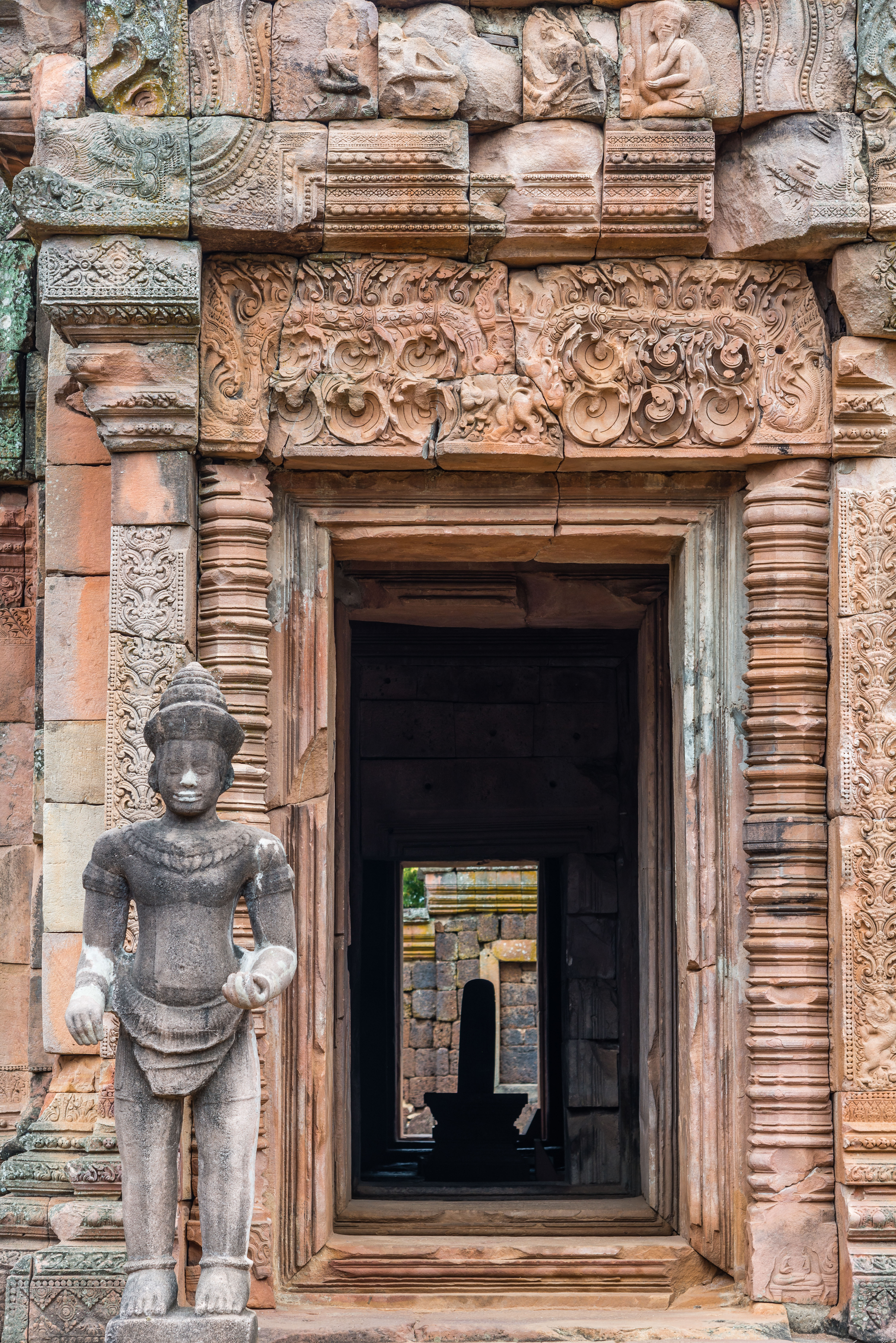 TL162585-Phanom-Rung---Guard-and-Linga.jpg