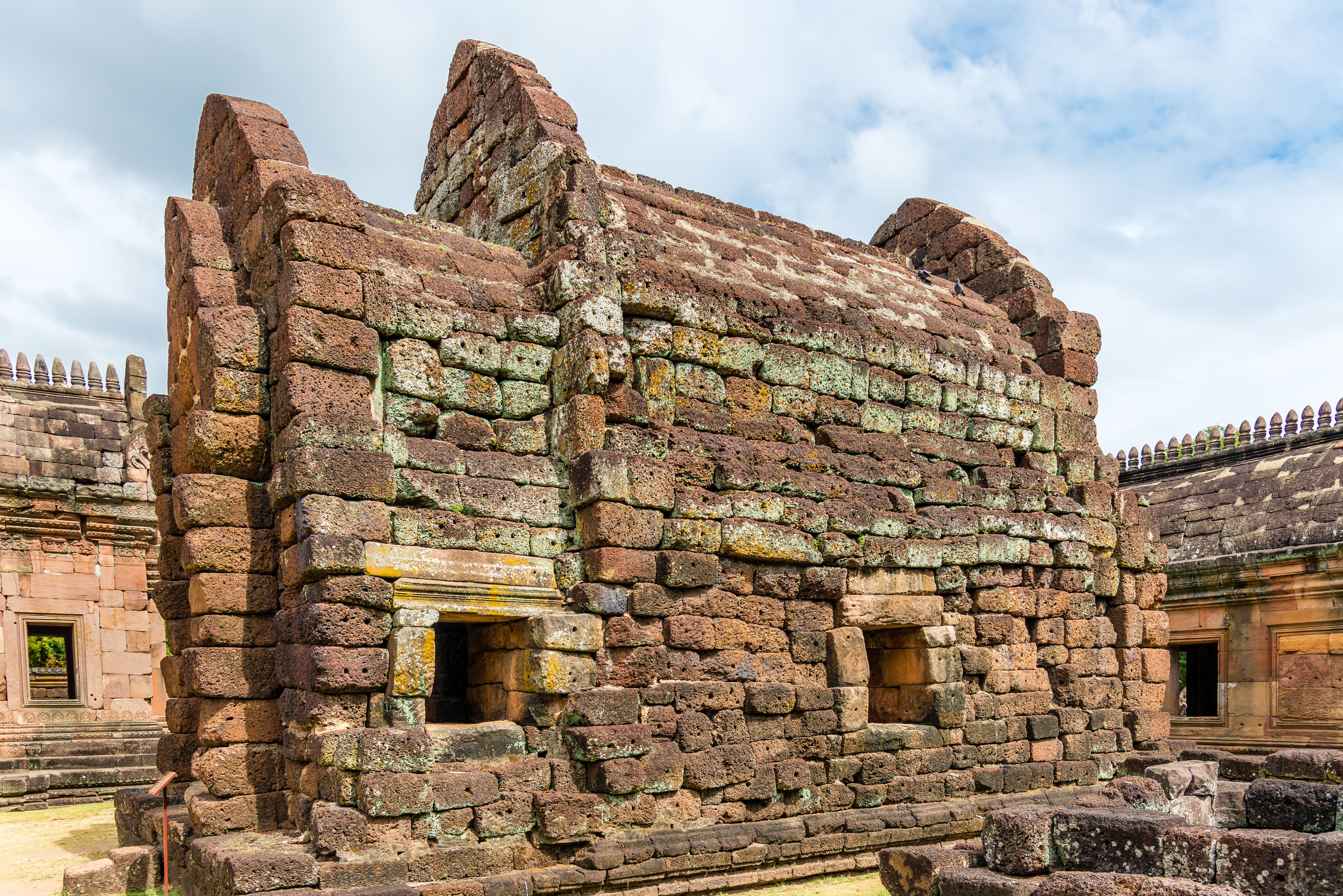 TL162598-Phanom-Rung---Small-sidebuilding.jpg