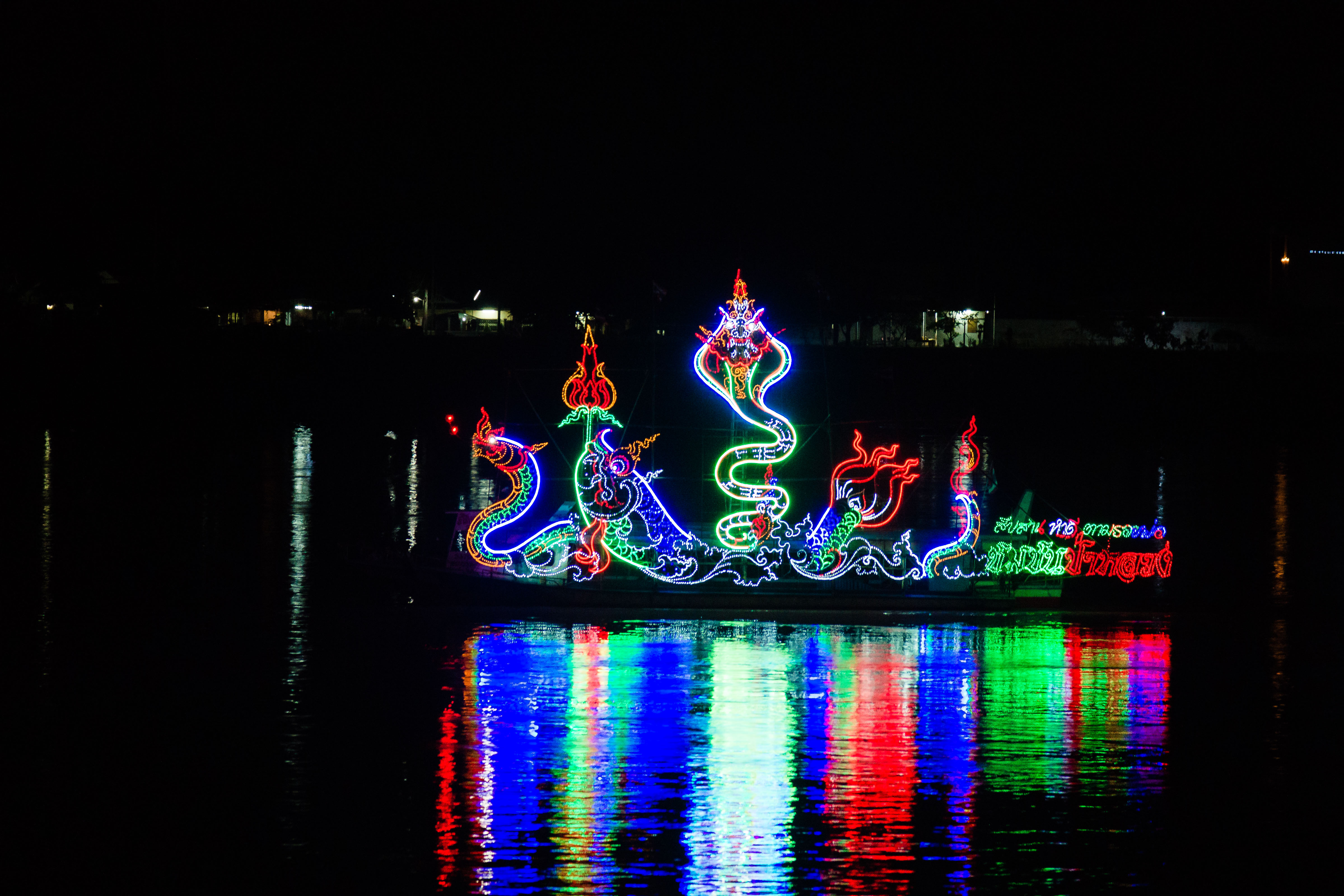 TL170052-Loi-Kratong,-the-floating-lights-festival.jpg