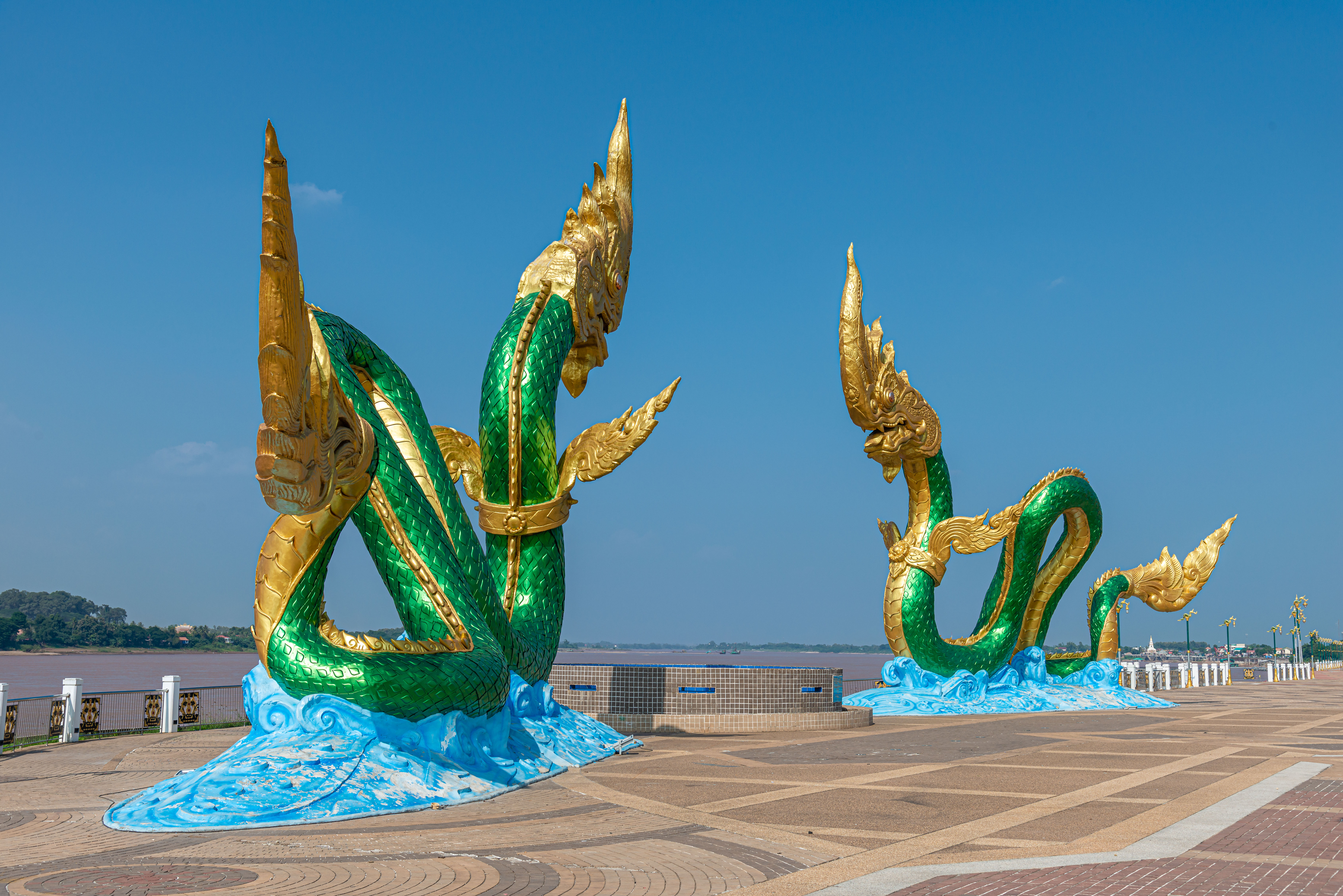 TL170562-Giant-Naga's-at-the-boulevard.jpg