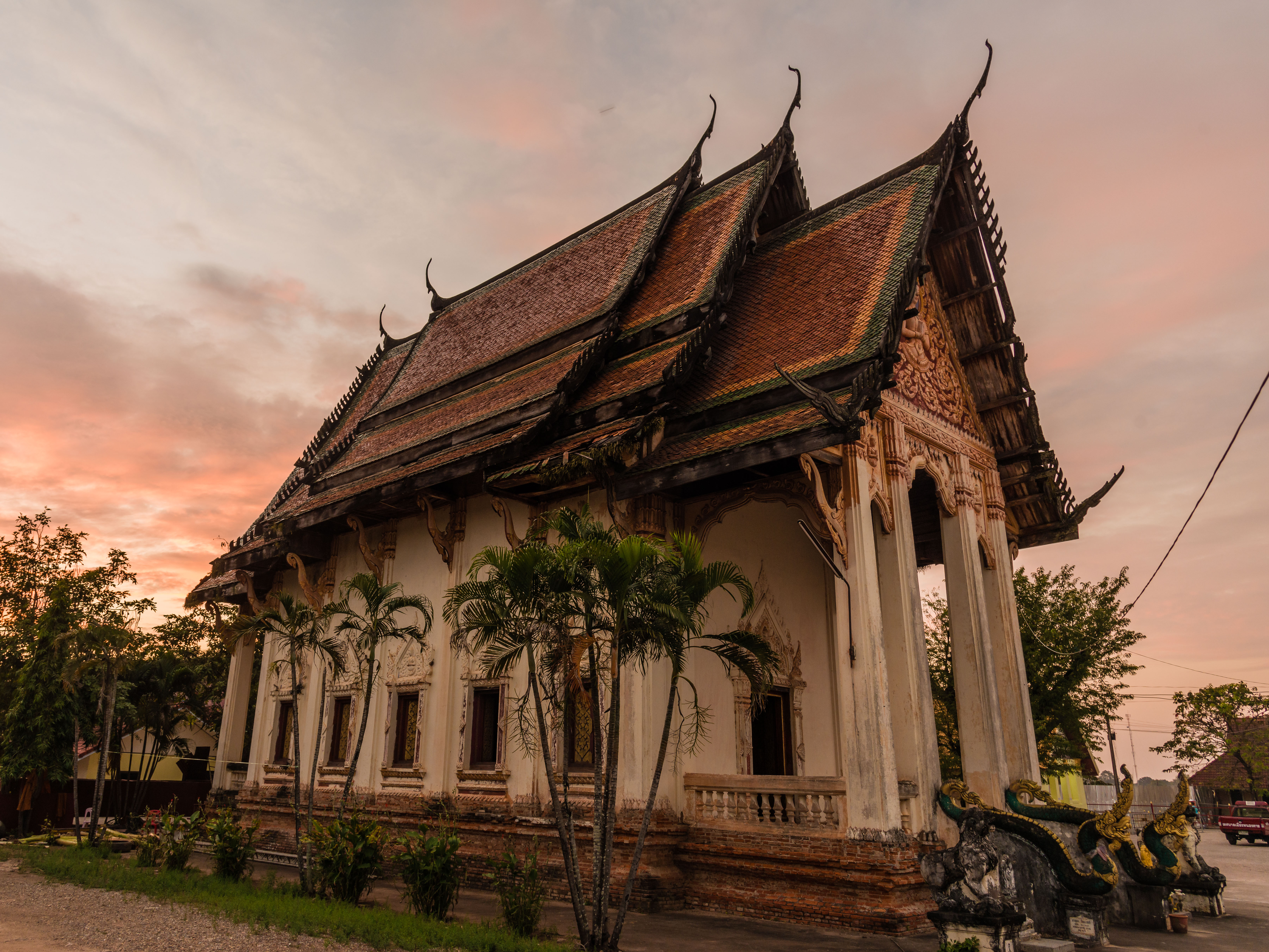 TL170613-Wat-Hai-Sok-at-dusk.jpg