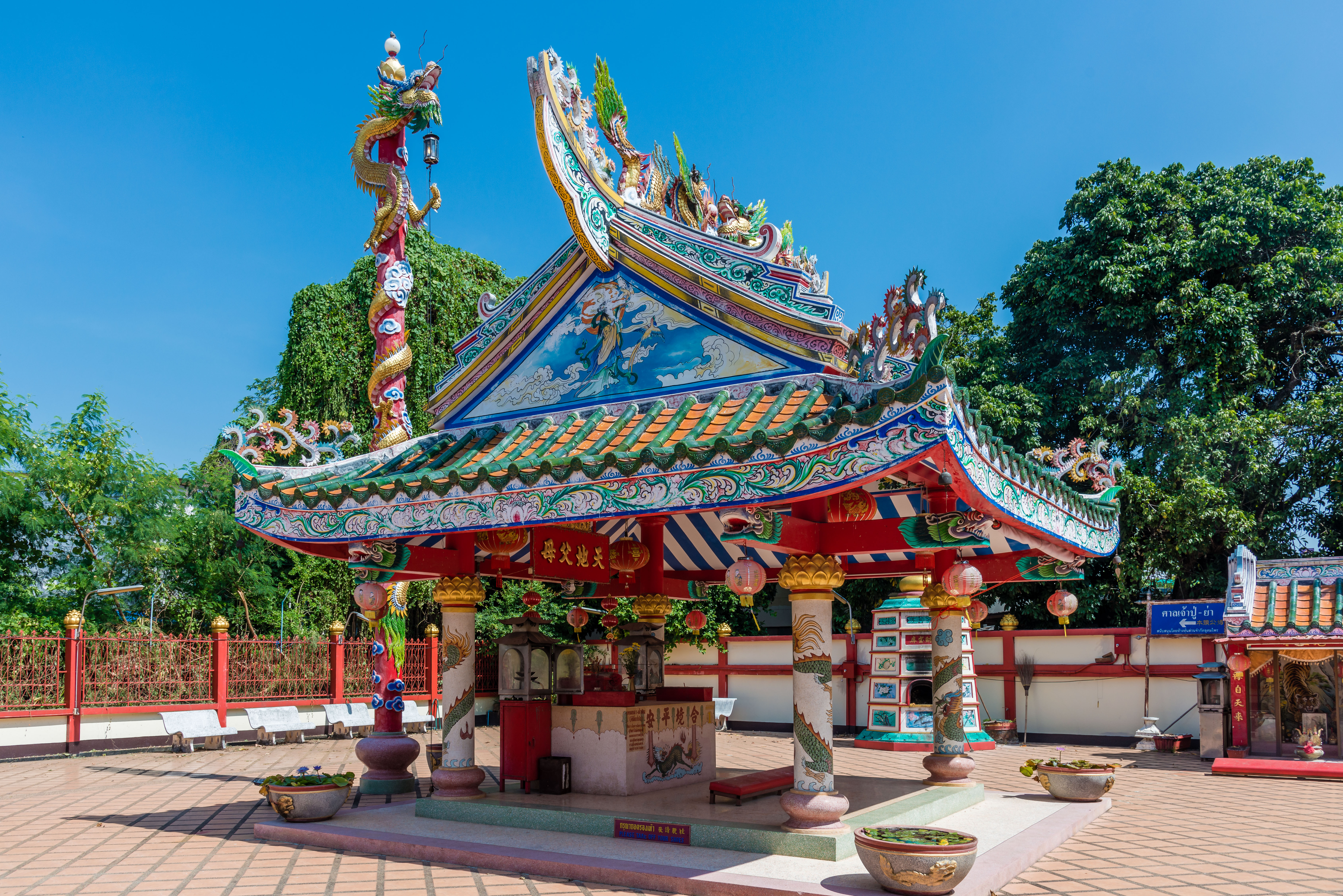 TL170665-Chinese-temple-Sala-Jao-Phu-Ya.jpg