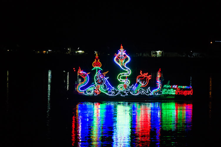 Loi Kratong, the floating lights festival TL170052-Loi-Kratong,-the-floating-lights-festival.jpg