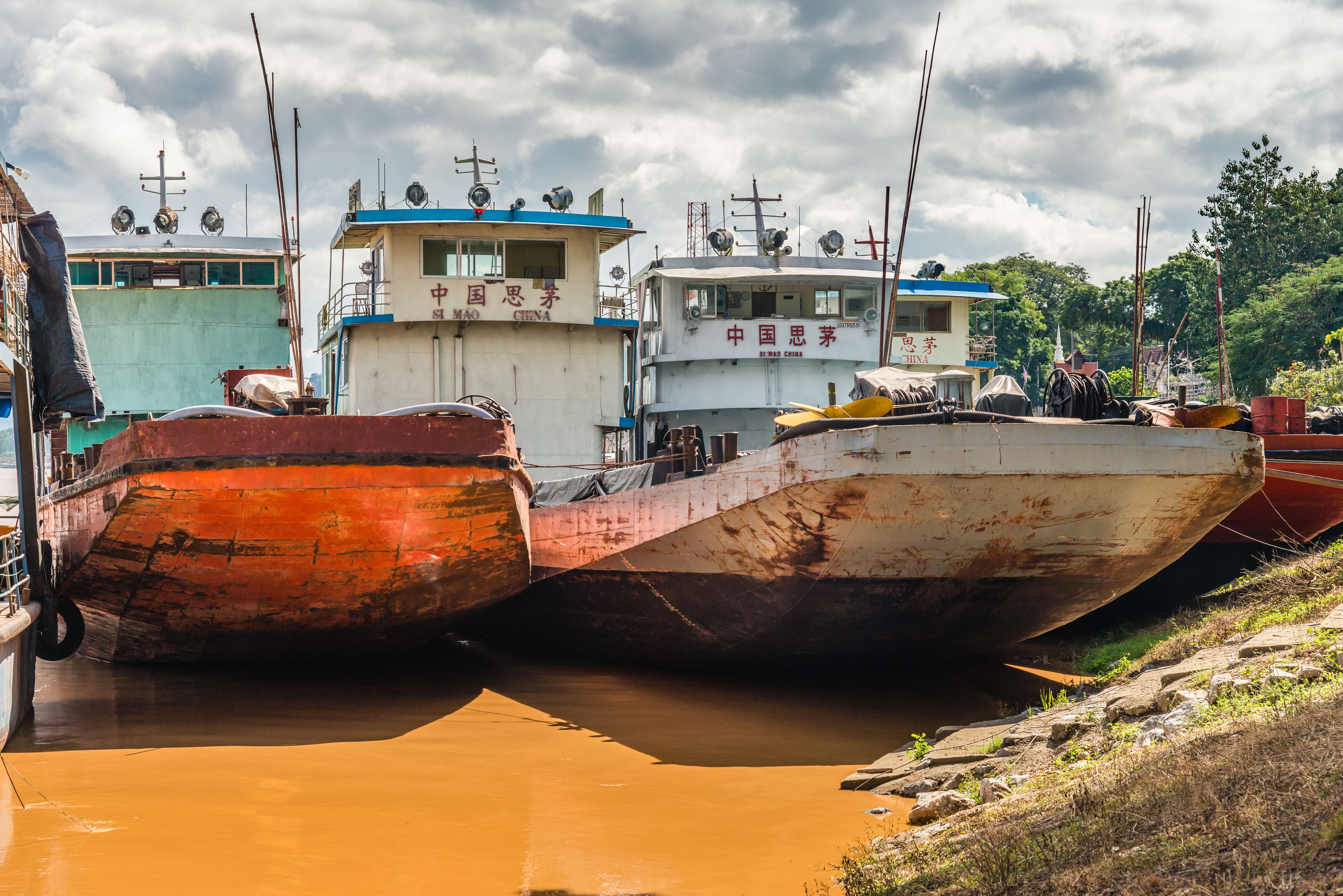 TL162065-River-boats-in_.jpg