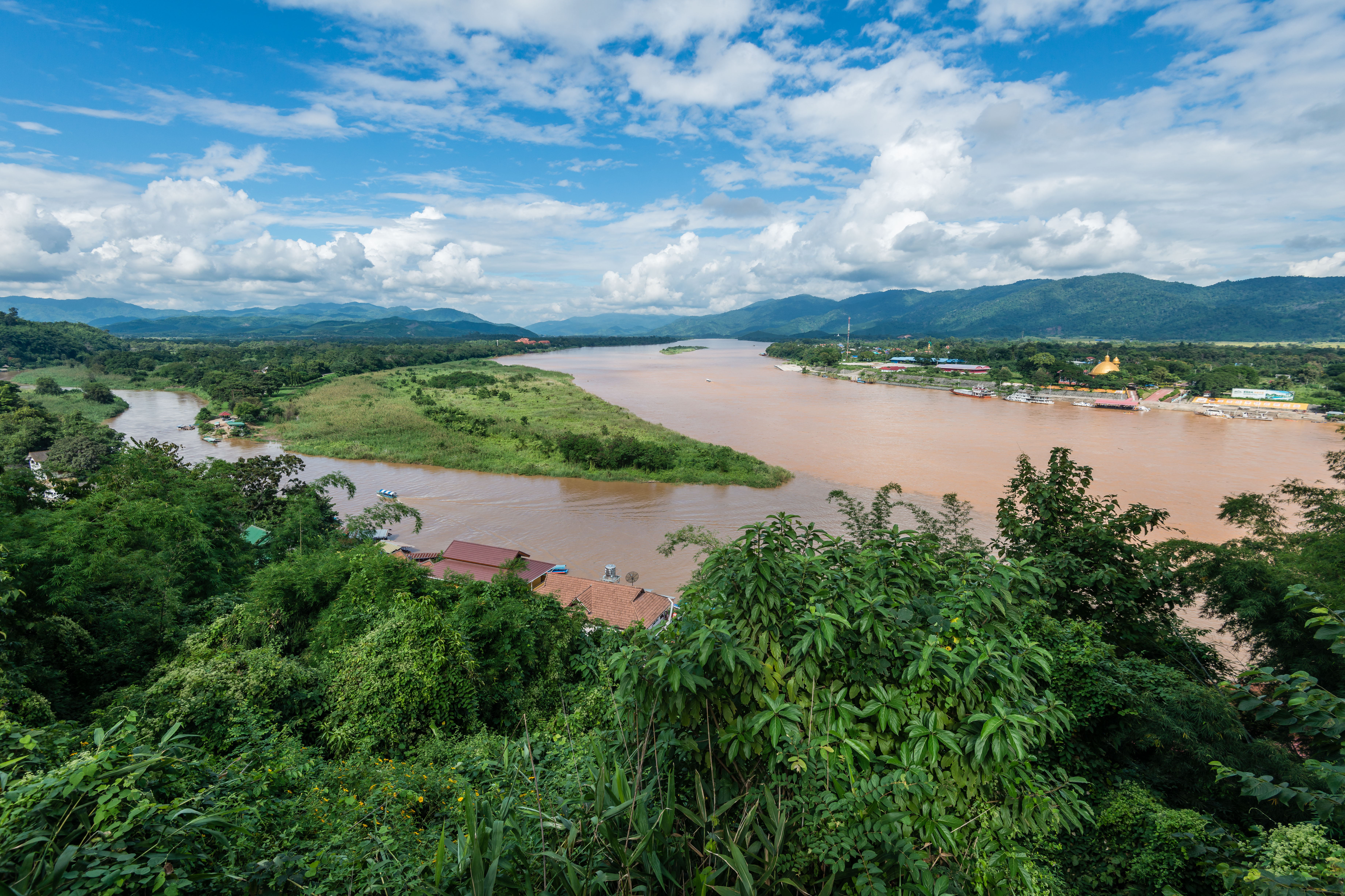 TL162122-The-Mekong-at-the-golden-triangle.jpg