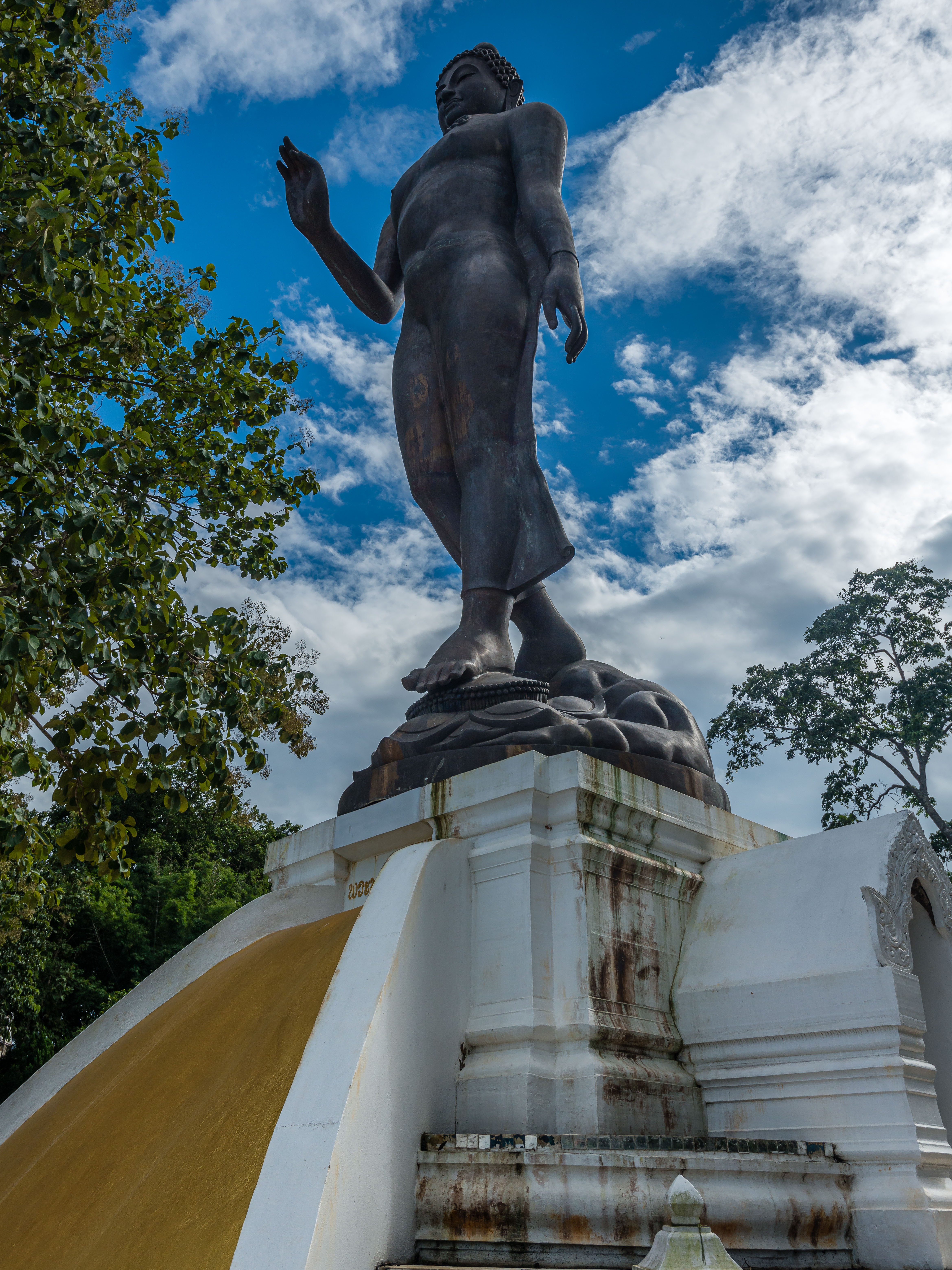 TL162123-Buddha-overlooking-the-mekong-at-the-golden-triangle.jpg