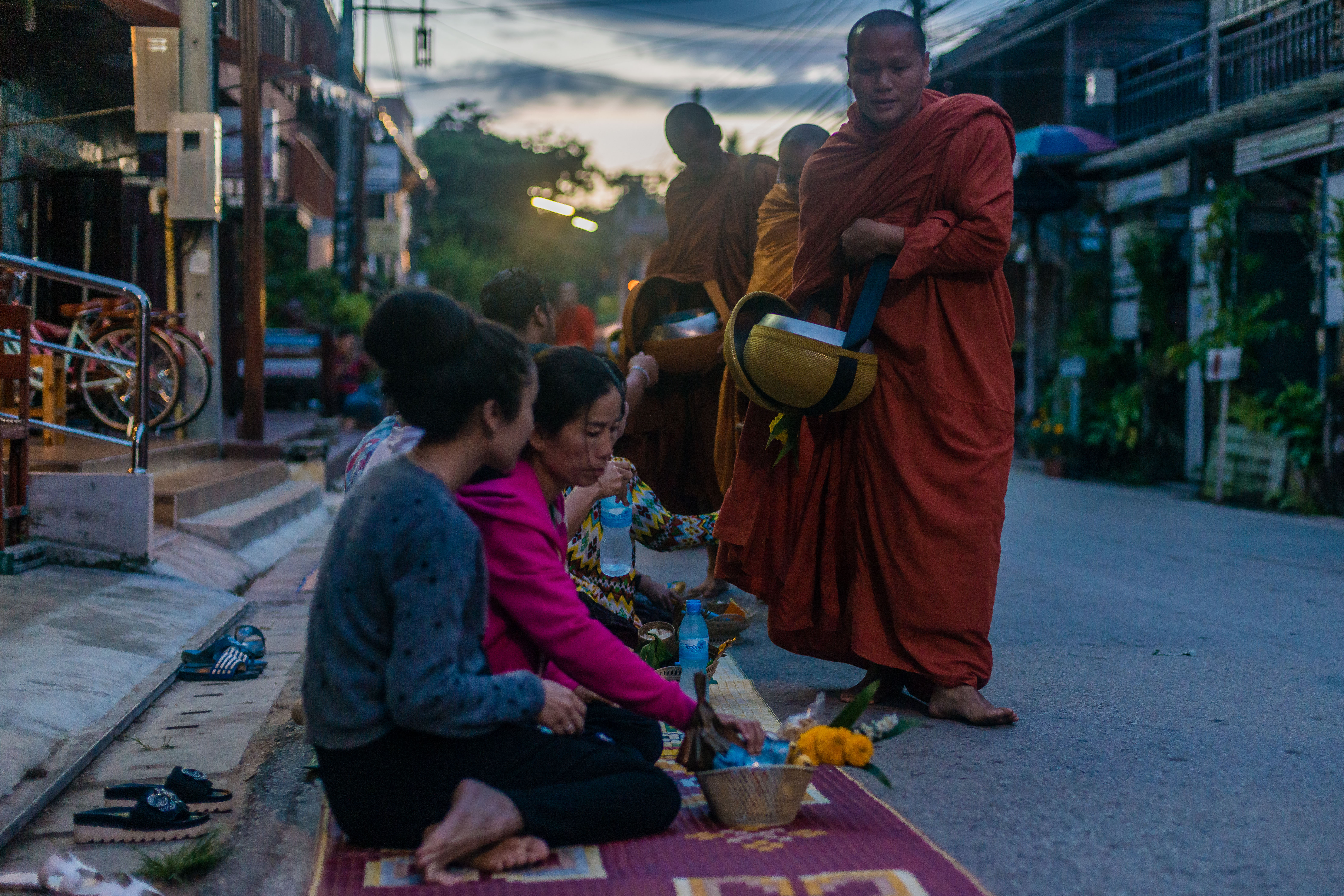 TL170938-Monks-in-collecting-gifts-at-the-morning-ceremony-in-Chiang-Khan_.jpg