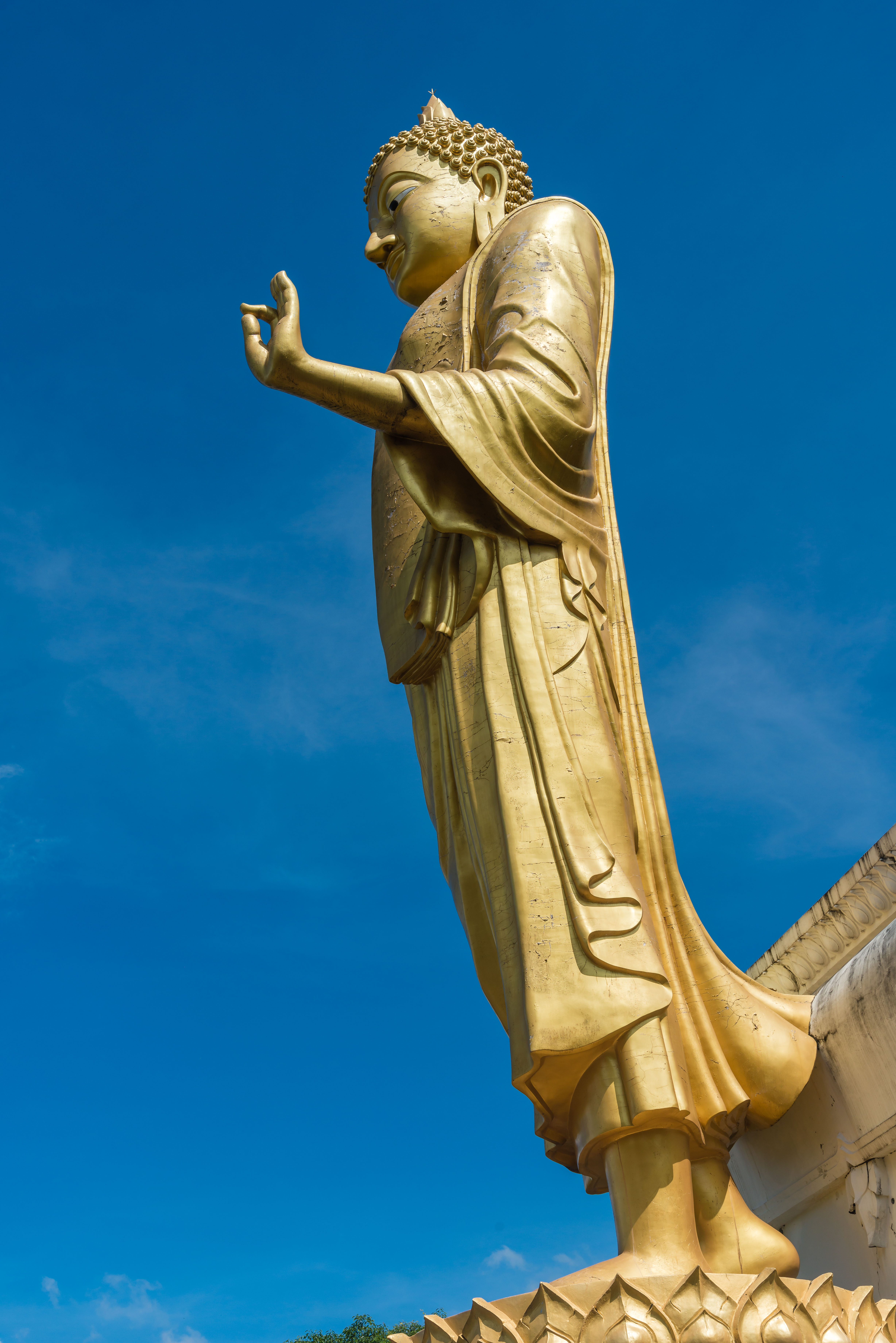 TL170958-Buddha-teaching-statue-a-the-Mekong-where-it-flows-into-Laos.jpg