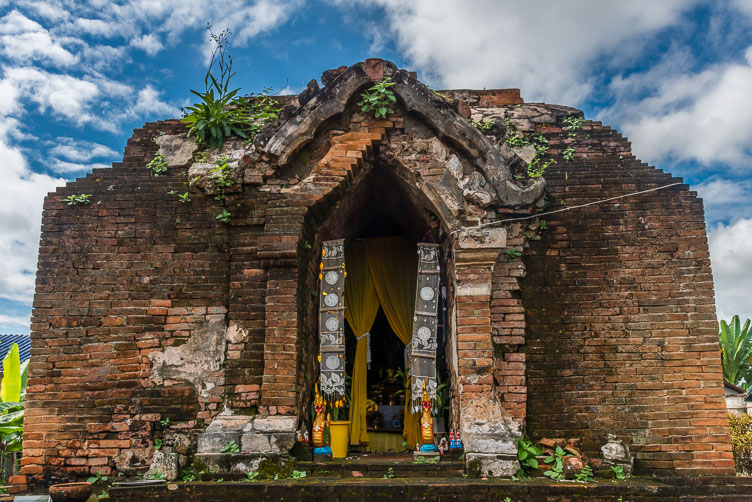 Chiang Saen temple ruins in use TL162055-Chiang-Saen-temple-ruins-in-use.jpg