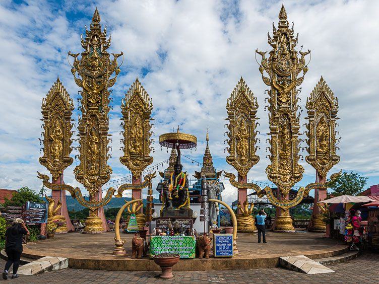 Tourist extravaganza at the golden triange TL162116-Tourist-extravaganza-at-the-golden-triange.jpg