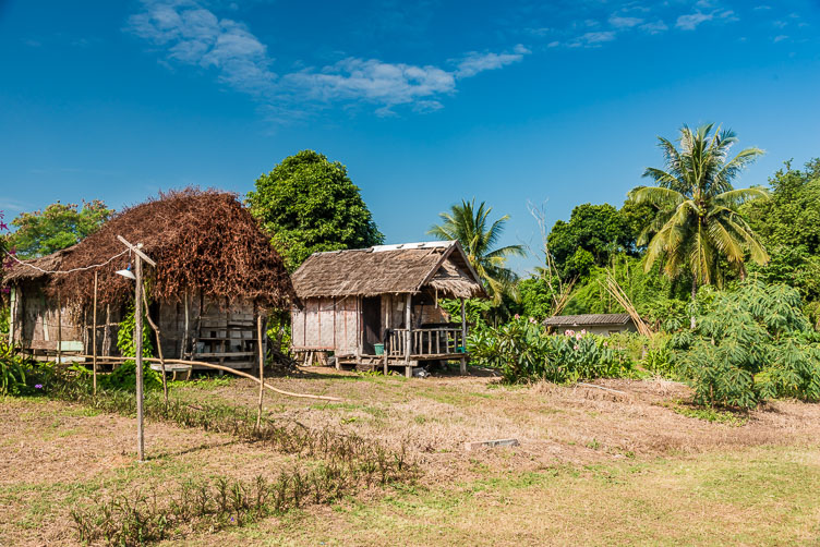 TL170861-Nice-cottages-along-the-Mekong-in-Sangkhom.jpg