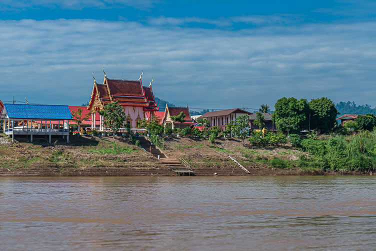 TL170871-Sanghom-seen-from-the-Mekong.jpg