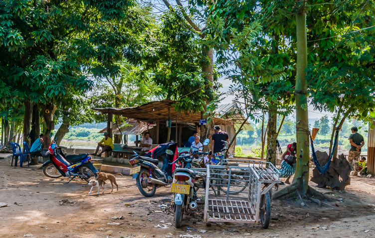 TL170880-Lazy-afternoon-in-Lao-village-across-Sangkhom.jpg