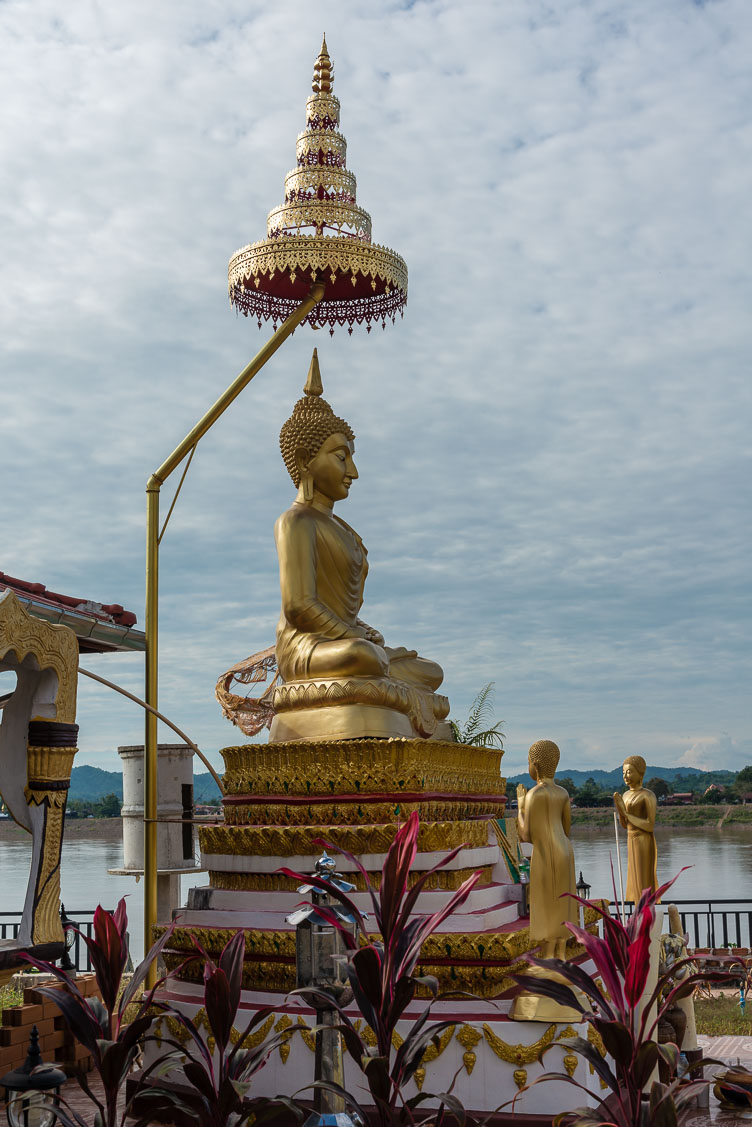 TL170918-Buddha-overlooking-the-Mekong.jpg