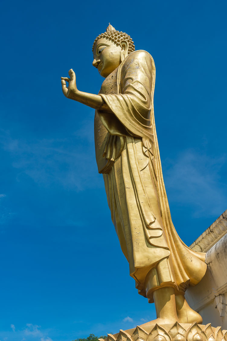 TL170958-Buddha-teaching-statue-a-the-Mekong-where-it-flows-into-Laos.jpg