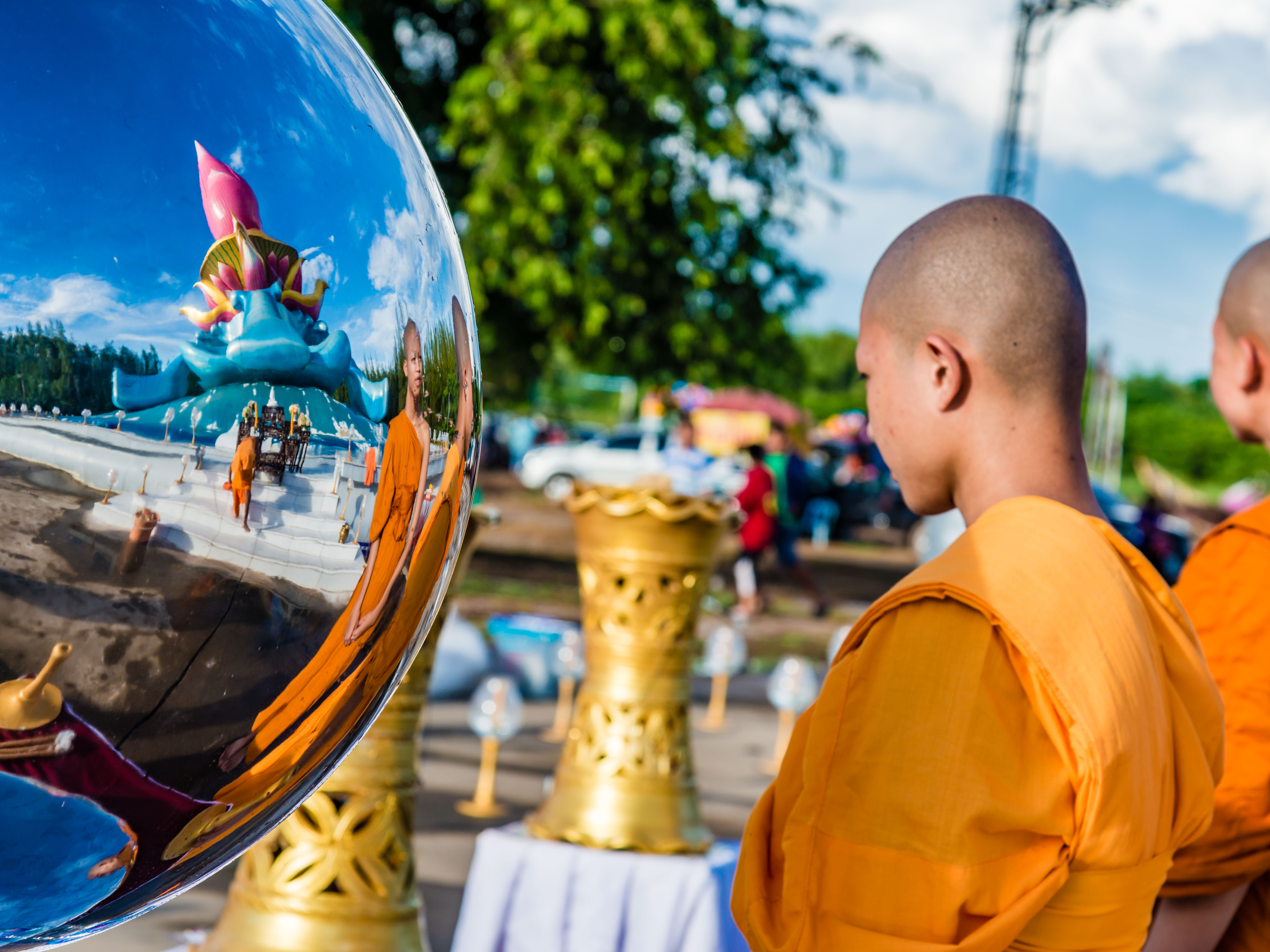 TL170035-Young-Monks-at-the-Lotus-temple.jpg