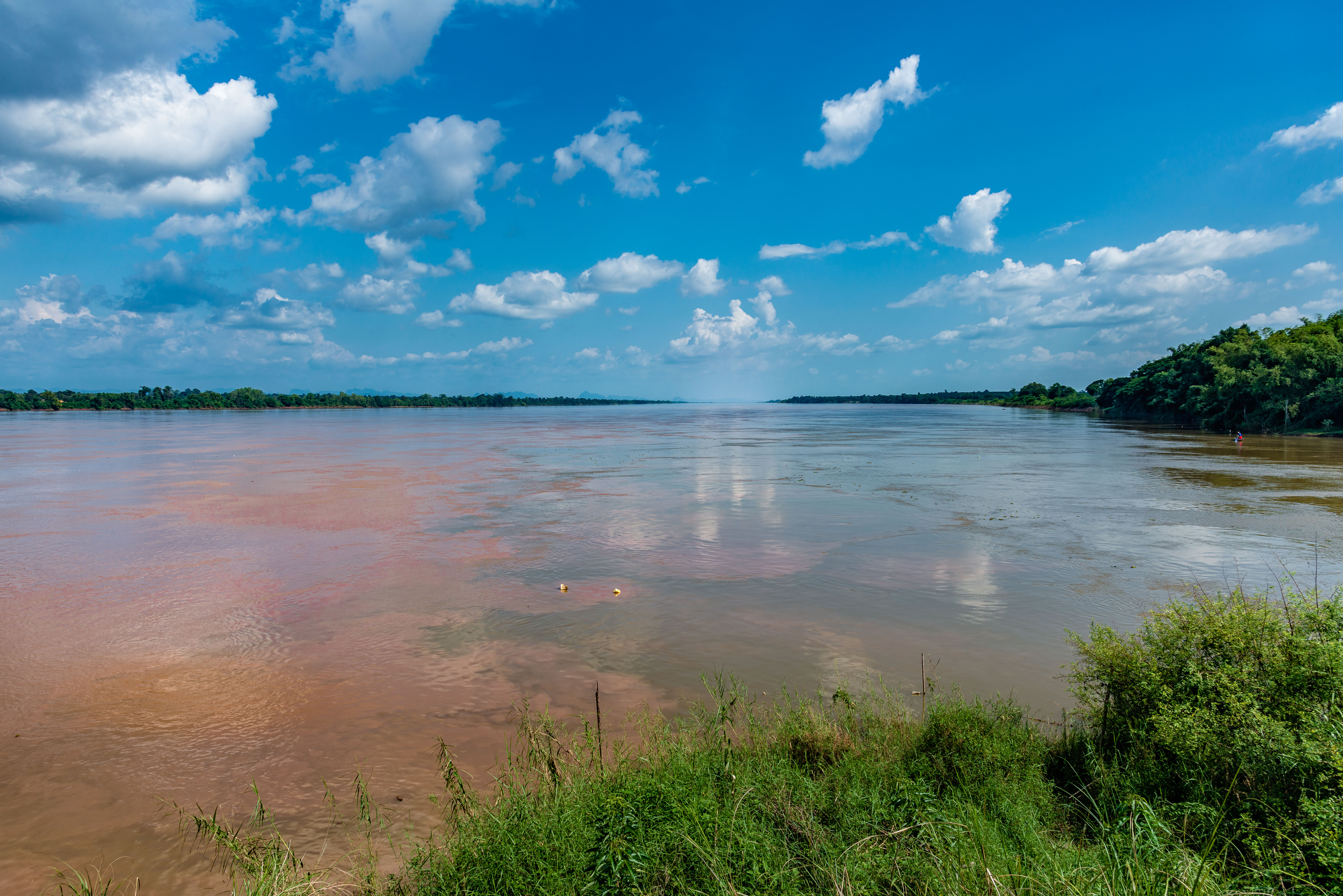 TL170157-Confuence-of-the-Songkhram-and-the-Mekong-rivers.jpg