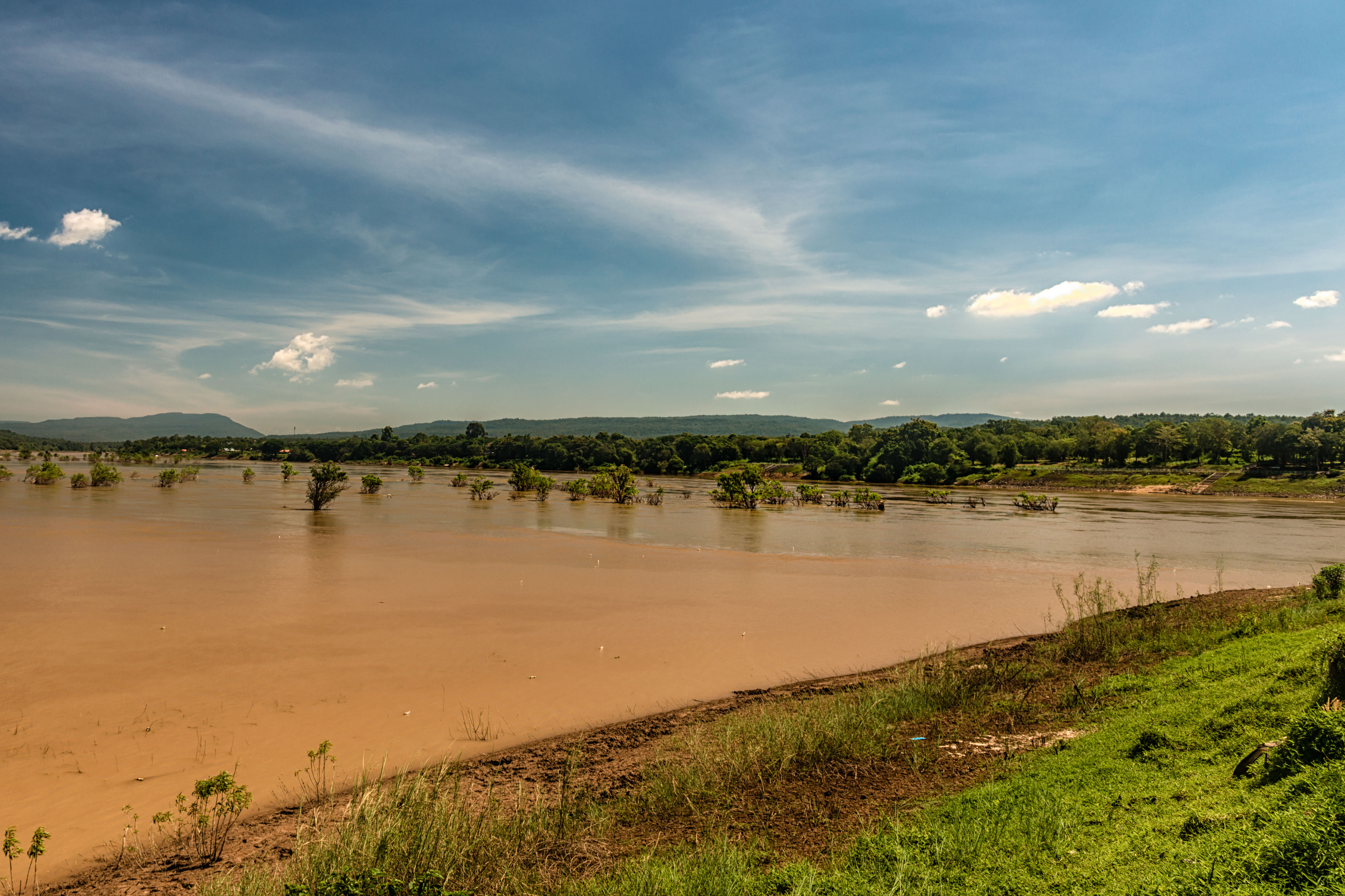 TL170372-Chocolate-brown-Mekong-meets-the-deep-blue-Mun-river.jpg