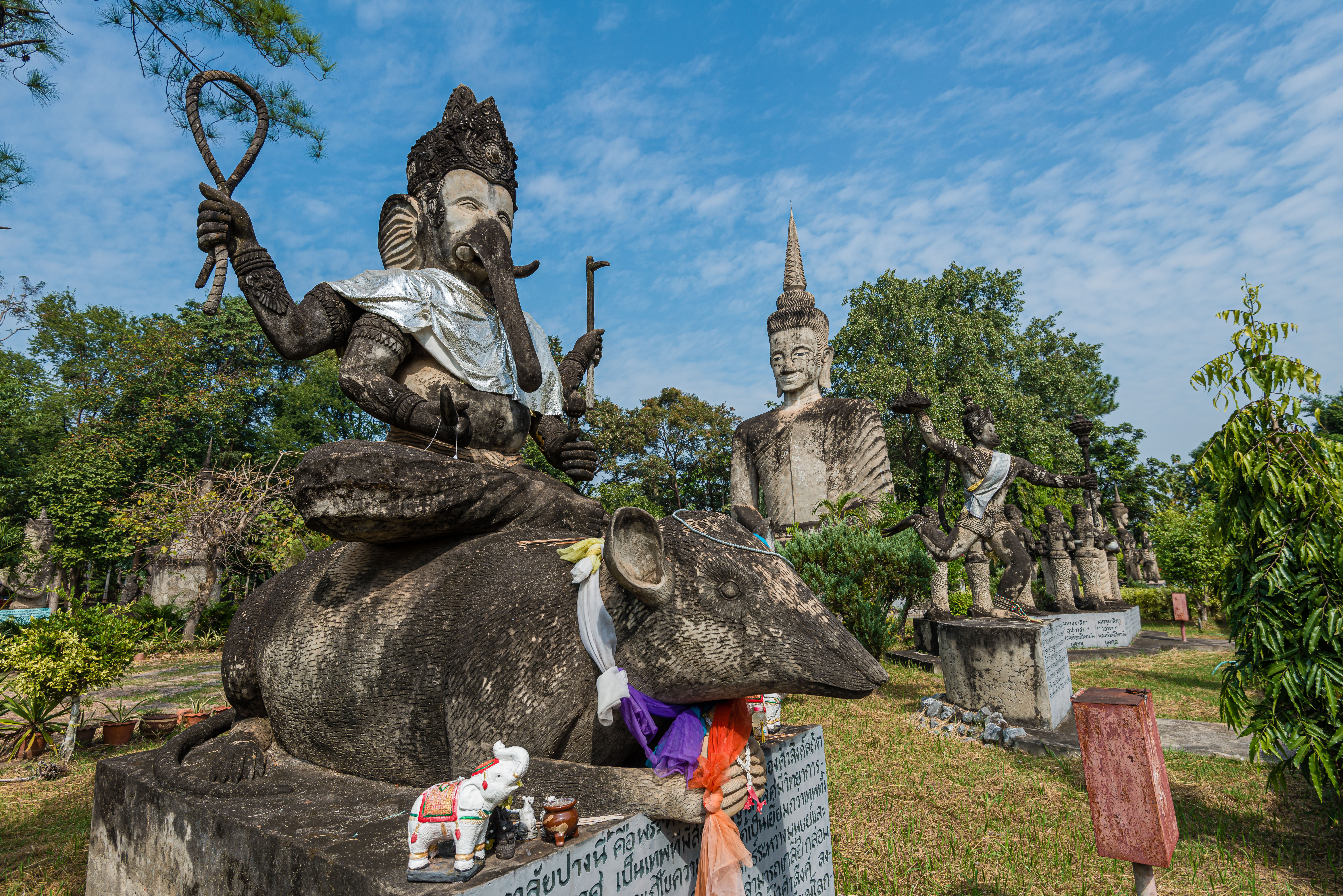 TL162168-Ganesh-on-his-ride.jpg