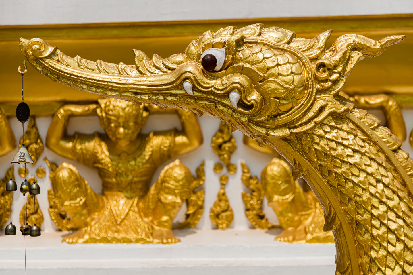 TL160265-dragons-and-carriers-at-Wat-Wat-Phra-That-Nong-Buang.jpg