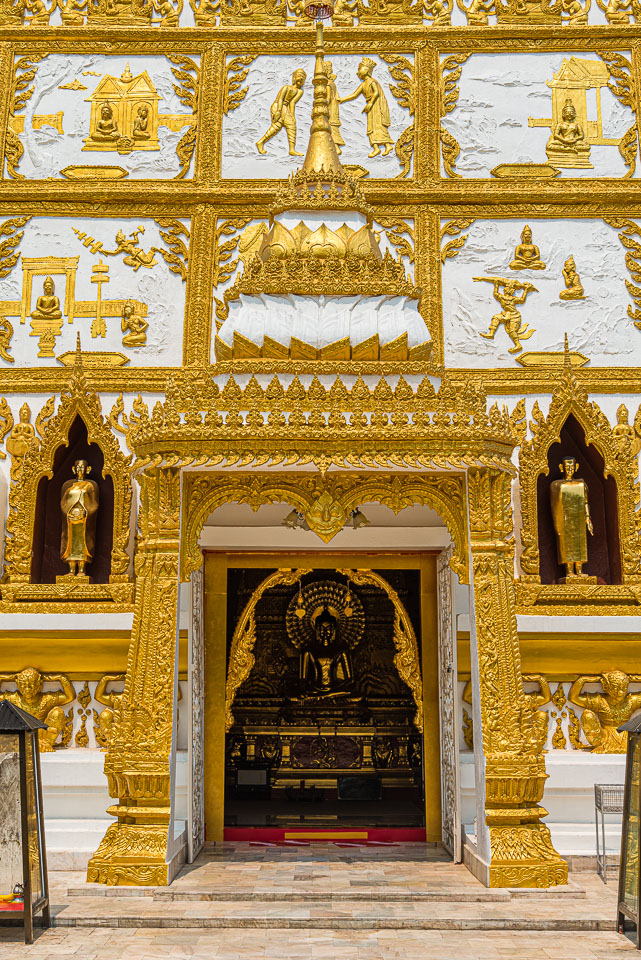 TL160267-Entrance-of-the-large-stupa-of-Wat-Wat-Phra-That-Nong-Buang.jpg