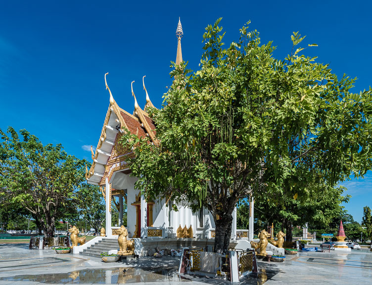 TL170326-Ubon-Ratchatani---City-Pillar-Shrine.jpg