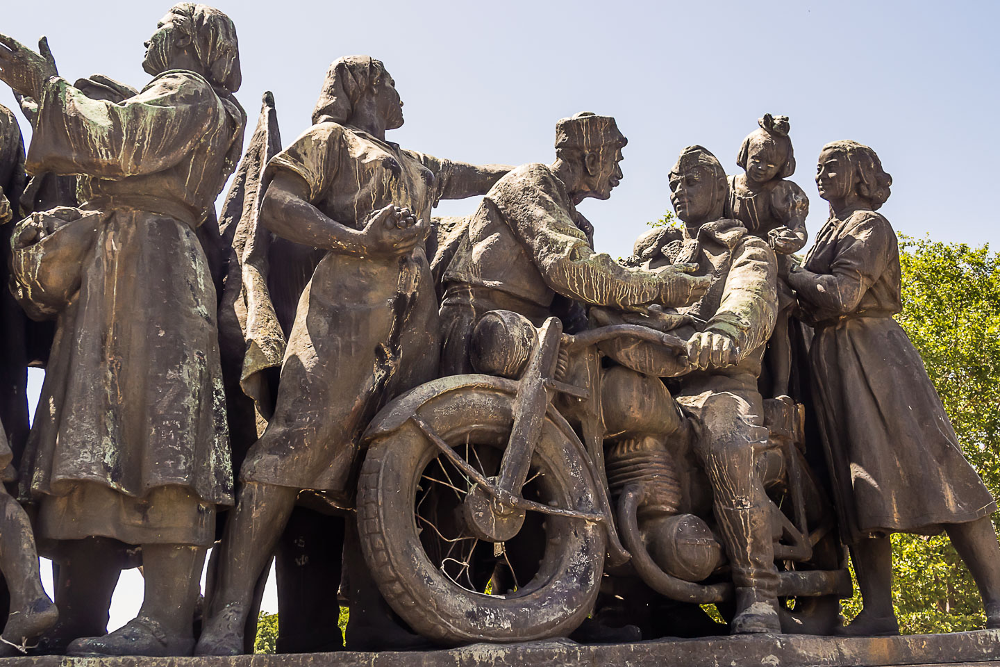 BG120534E-Sofia-Monument-tot-the-soviet-army.jpg