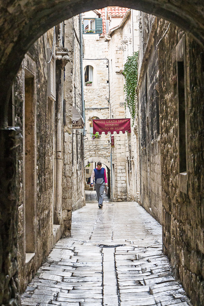 CR120235E-Split-narrow-cobblestoned-street.jpg