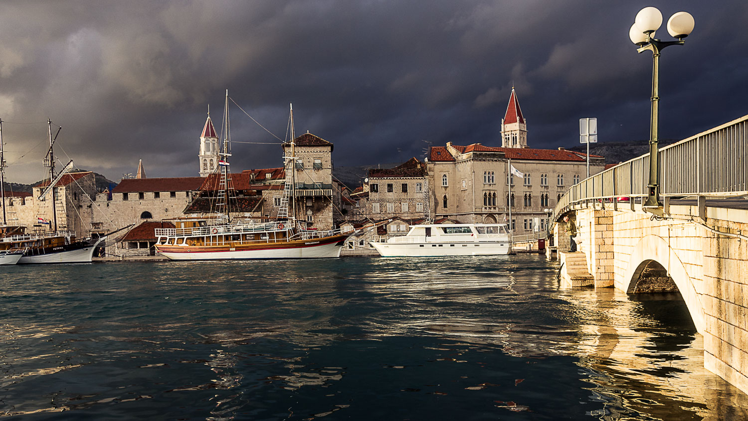 CR120368E-2-Trogir-The-old-town-from-across-the-bridge_v1.jpg