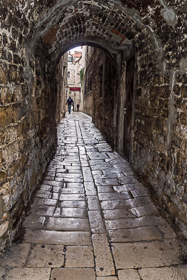 CR120233E-Split-narrow-cobblestoned-street.jpg