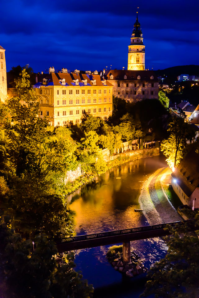 CZ15143-Cesky-Krumlov-The-castle-by-night.jpg