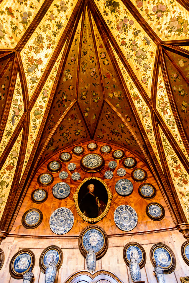 CZ15294-Hluboka-Castle---lines-and-decoration-of-the-ceiling.jpg