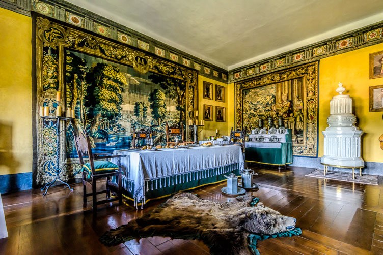 CZ15193-Edit-Cesky-Krumlov-A-room-in-the-castle.jpg