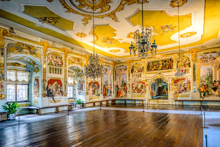 CZ15247-Edit-Cesky-Krumlov-Castle-The-Masquerade-Hall_.jpg