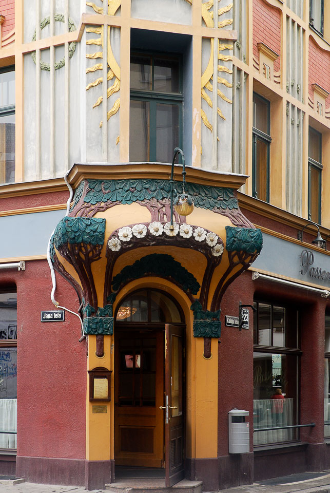 LE080111-Riga-Art-nouveau-facade.jpg