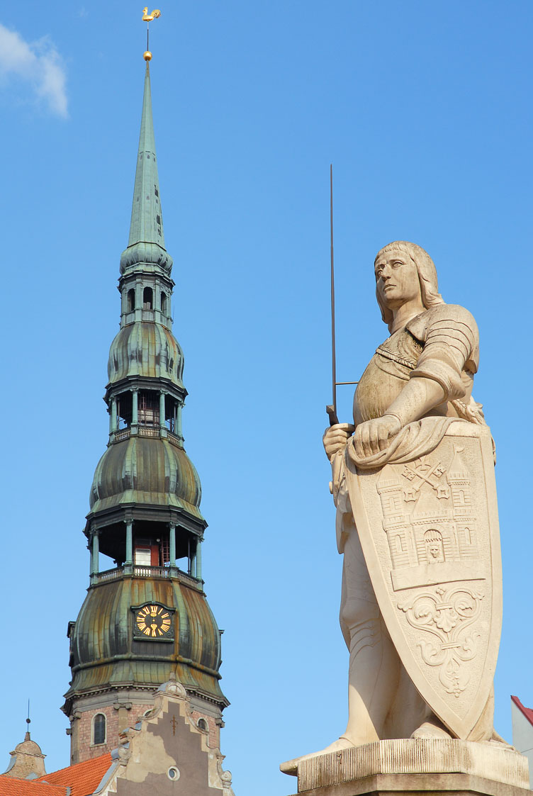 LE080102-Riga-St-Peters-Church-and-Roland-statue_.jpg