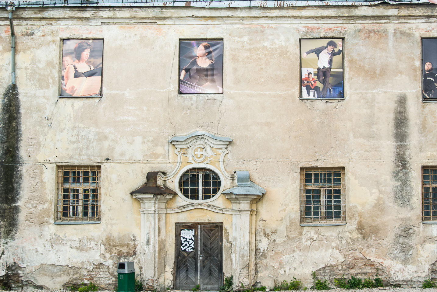 LI080038-Decoration-and-decay-in-Vilnius.jpg