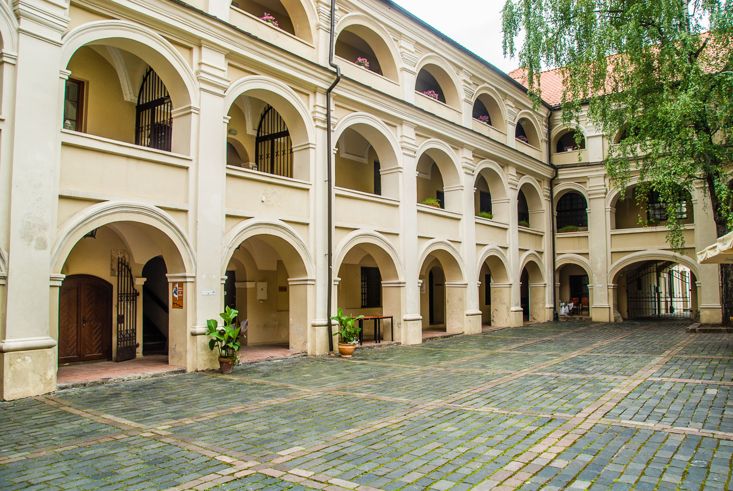 LI080127-The-Alumnatas-Courtyard-in-Vilnius.jpg