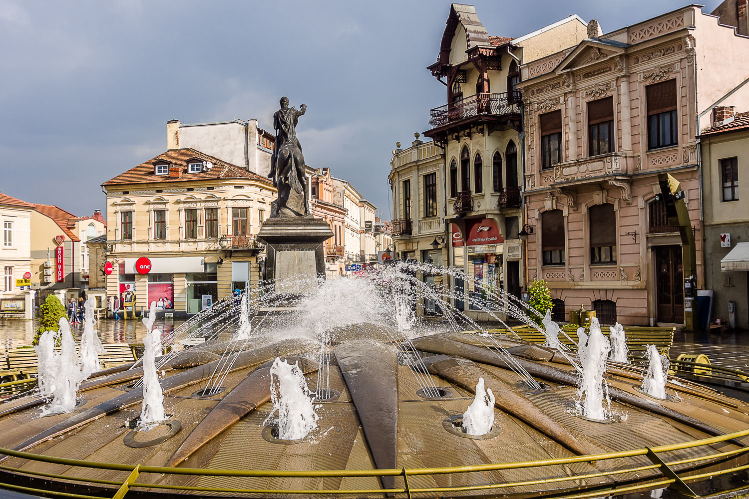 MA140271E-Bitola-fountain-and-monument.jpg