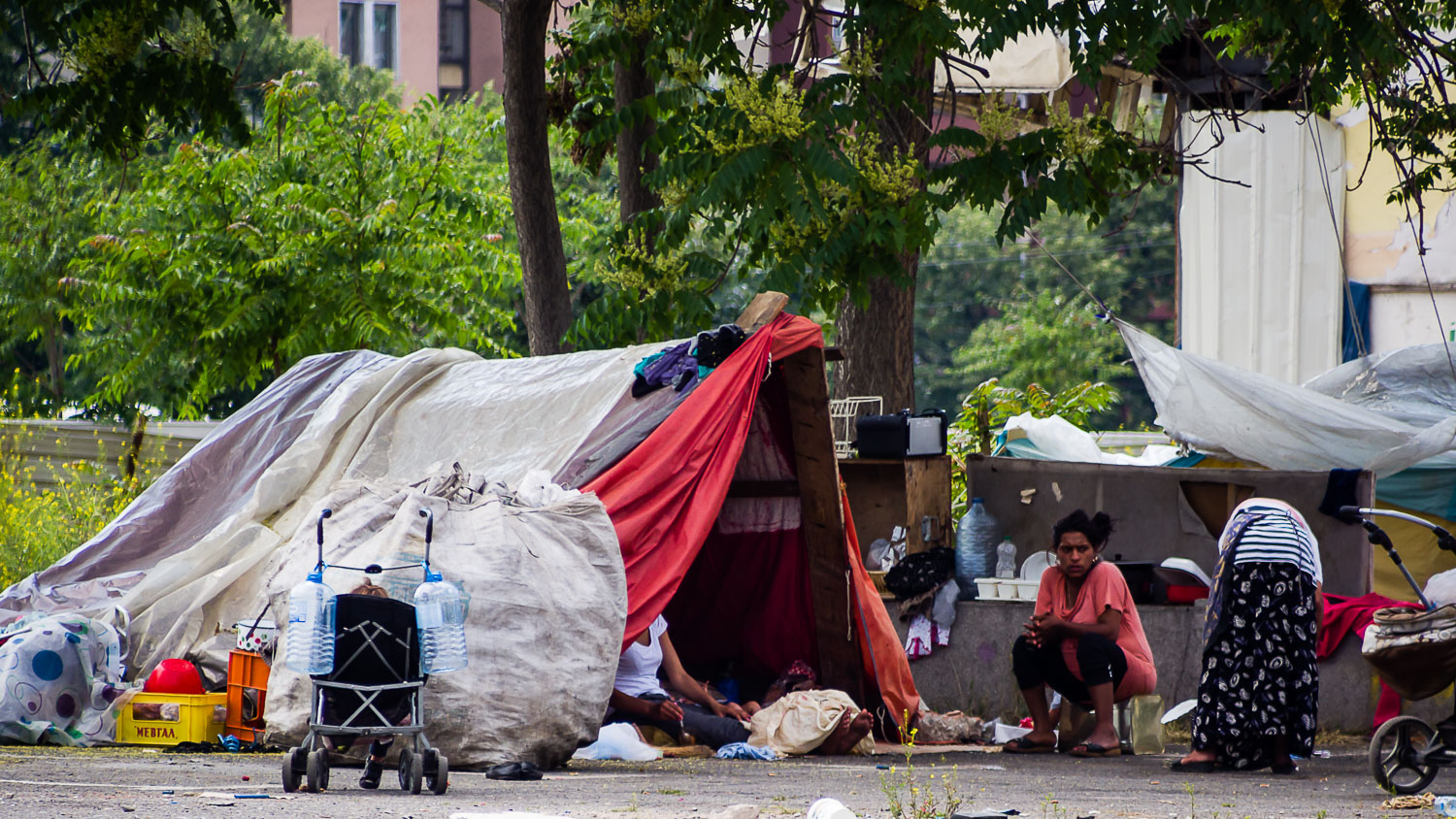 MA140746E-Skopje-Roma-street-dwellers_v1.jpg