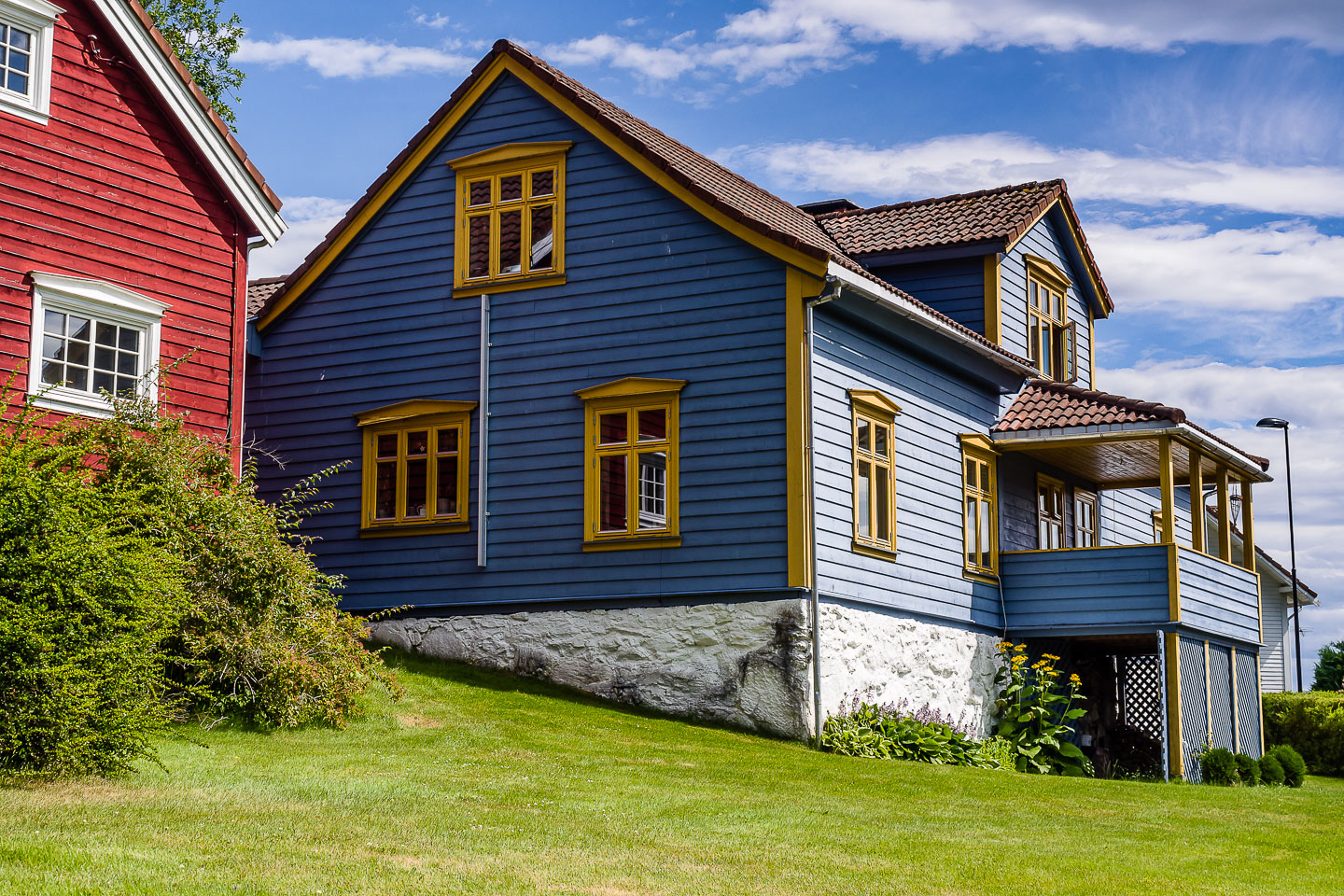 NO140197E-Balestrand-typical-wooden-house_.jpg