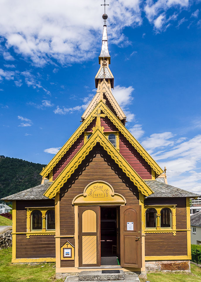 NO140209E-Balestrand-Saint-Olofs-church.jpg