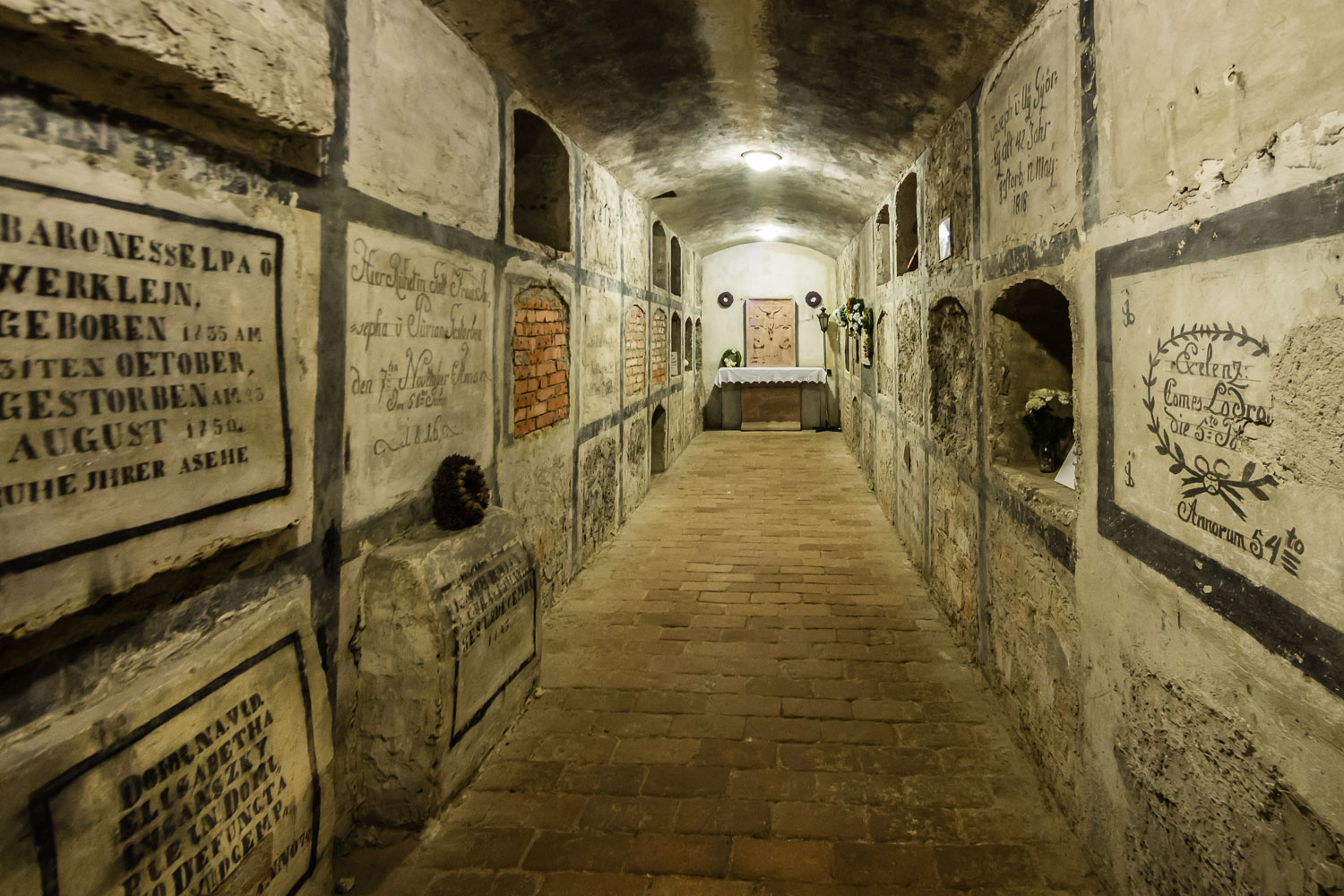 SL15131-Brtislava-Crypt-under-St-Martin's-Cathedral.jpg