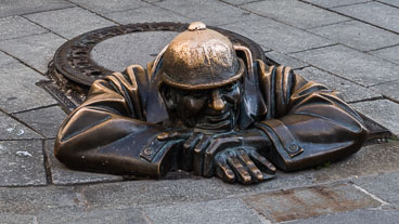 SL15072-The-famous-man-at-work-statue-in-Bratislava_v1.jpg