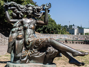 SL15082-Statue-at-Brtislava-Castle.jpg