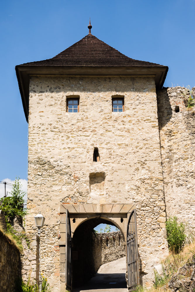 SL15216-Trencin-the-castle-gate.jpg