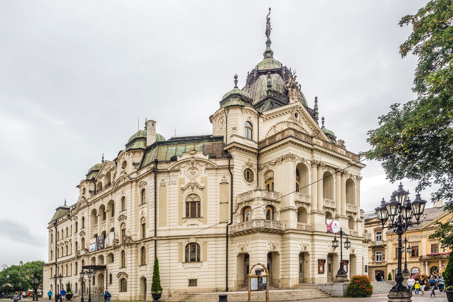 SL15520-Edit-Kosice-the-Theatre.jpg