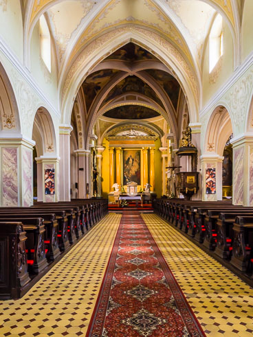 SL15362-Banska-Stiavnica-church-of-St-Katharina-interior.jpg